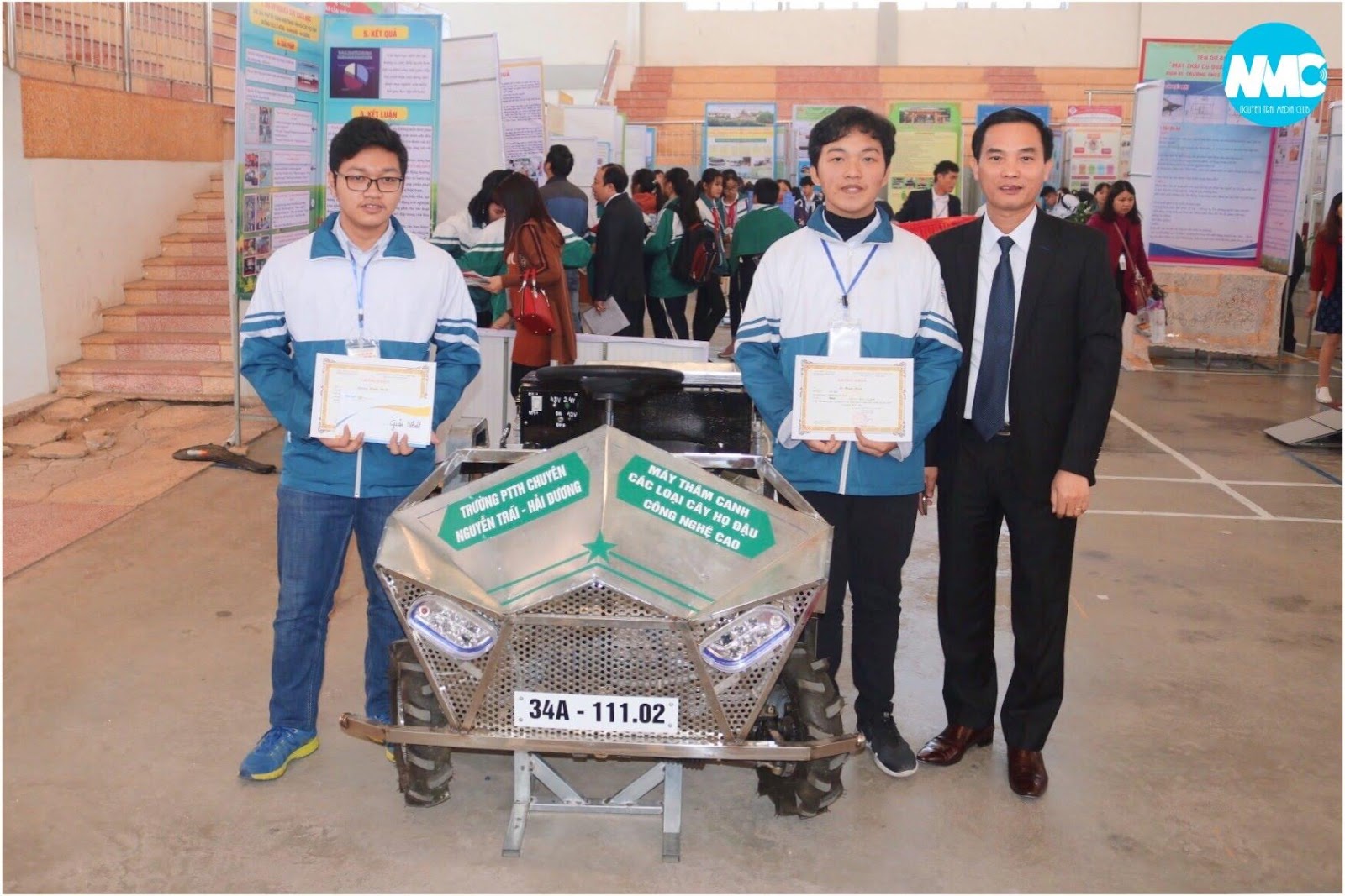 Các thầy cô giáo và các bạn học sinh trong đội tuyển HSG Quốc Gia năm học 2019-2020 dâng hương tại đền thờ thầy Chu Văn An (Chí Linh - Hải Dương) (Ảnh: NMC)